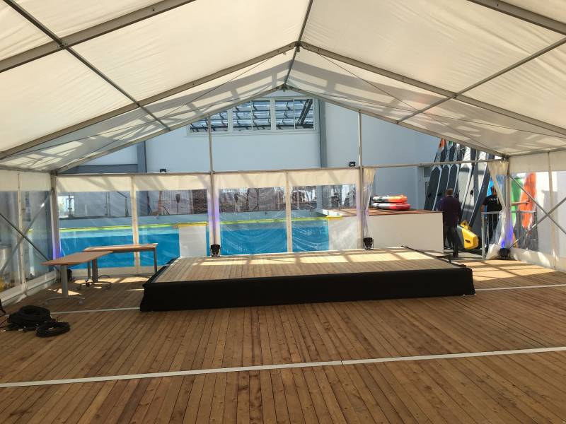 Location de scène en bois dans votre chapiteau dans les Landes