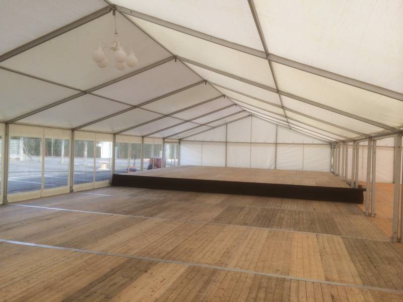 Location de scène en bois dans votre chapiteau dans les Landes