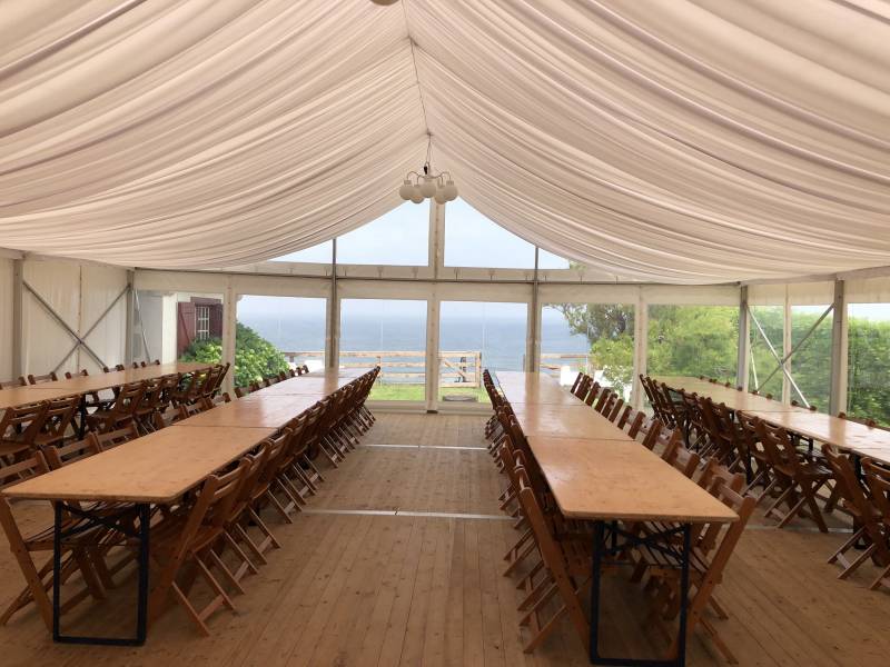 chapiteau avec tables rectangulaires