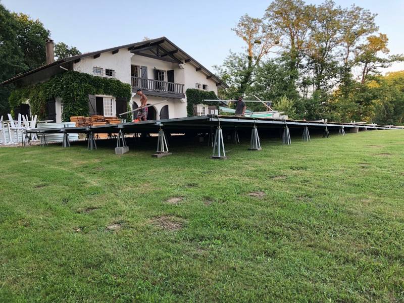 Mon terrain est en pente. Puis-je installer un Chapiteau