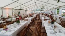 Chapiteau de 360 m² pout la  restauration avec des tables rectangulaires