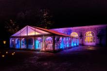 installation chapiteau avec plancher velum et fenêtres à la française dans le pays basque