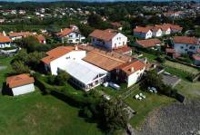 Chapiteau de 150 m² parfaitement intégré - vue drone