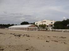 Vue du chapiteau sur plage. La villa Téthys n'aura pas échappée aux connaisseurs