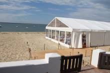 Chapiteau avec pignon cristal transparent sur plage