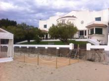 Vue du chapiteau sur plage. La villa Téthys n'aura pas échappée aux connaisseurs
