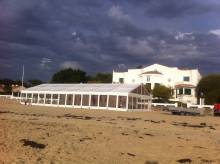 Vue du chapiteau sur plage. La villa Téthys n'aura pas échappée aux connaisseurs
