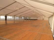 Chapiteau doubles de 900 m² offrant un espace important pour respecter la distanciation
