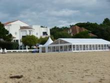 Vue du chapiteau sur plage. La villa Téthys n'aura pas échappée aux connaisseurs